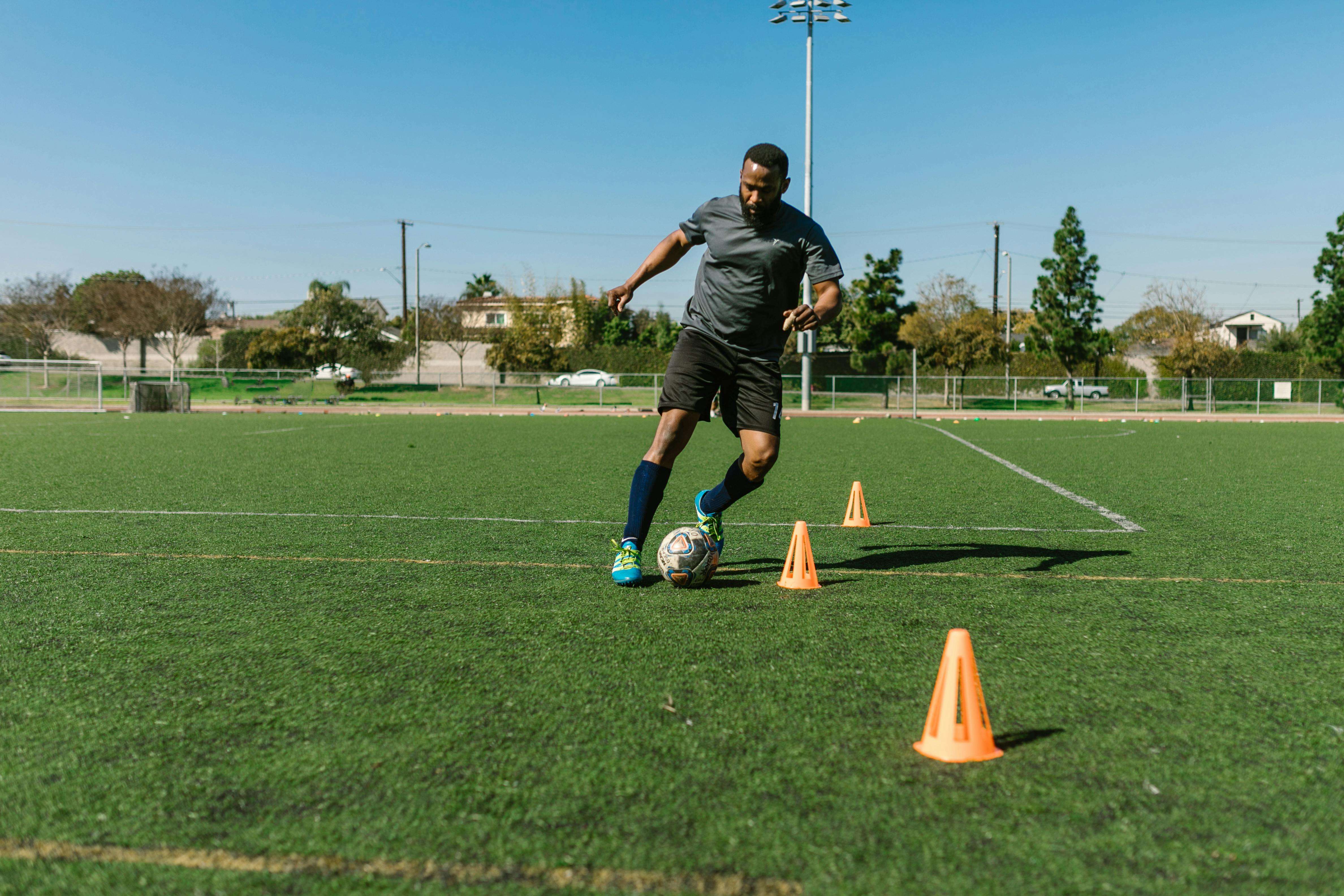 photo Exercices de vitesse et d'agilité : comment améliorer vos performances grâce à un entraînement complet
