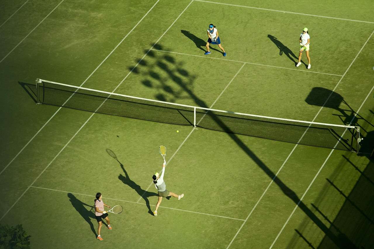 photo Tennis Double : Règles, Stratégies et Conseils pour Jouer en Équipe