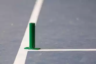 Fixation à sceller pour régulateur de filet tennis