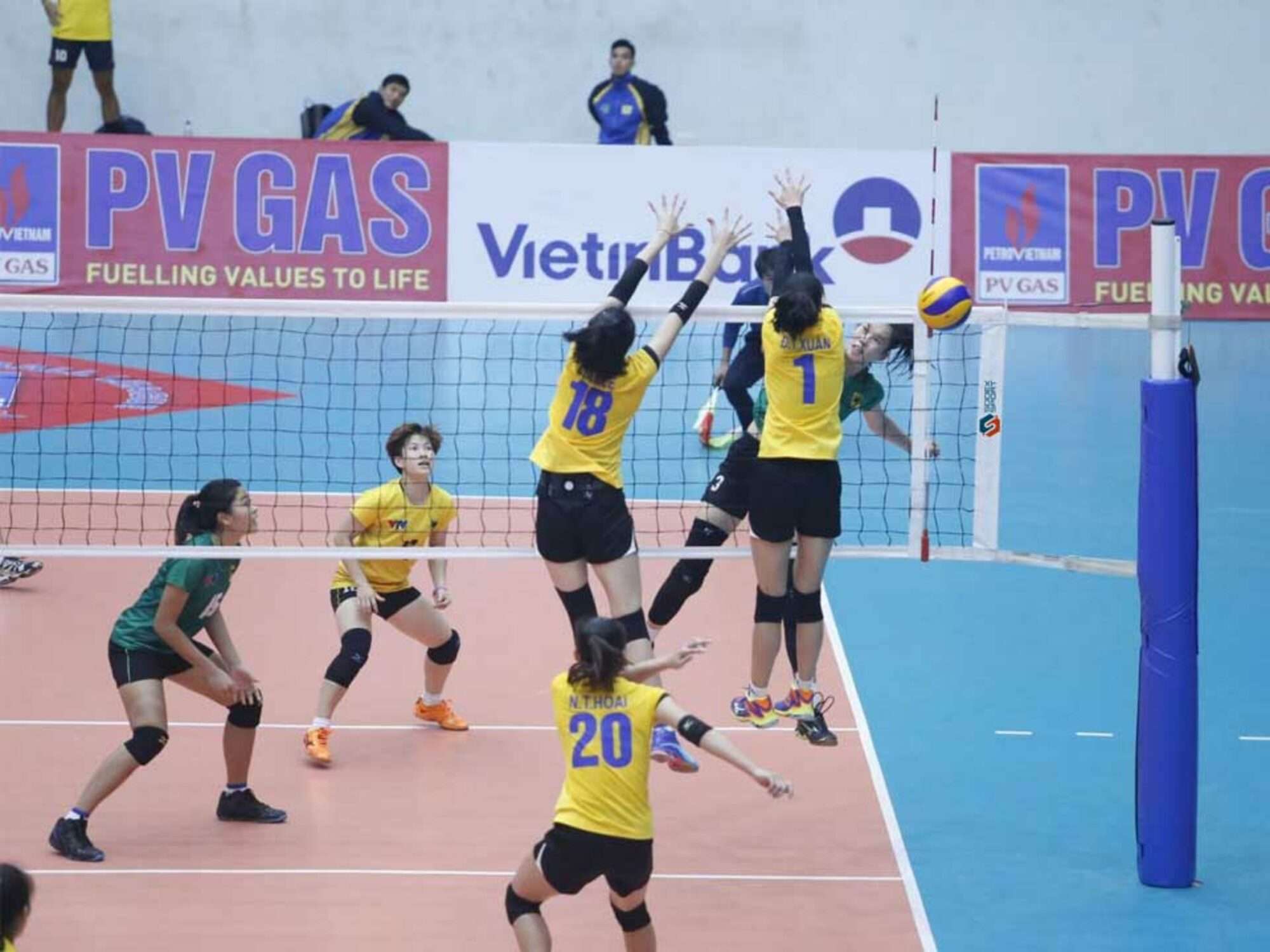 Image du produit : Poteaux de volleyball en acier Ø 90 mm 'compétition' - Avec fourreaux